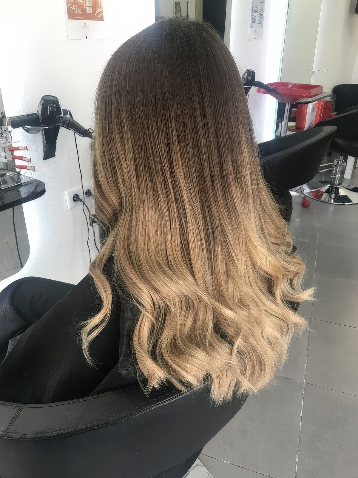 Mid-Back Loose Waves Honey Blonde Ombre Mid-Back Loose Waves Honey Blonde Ombre — Blonde to Brunette Hair