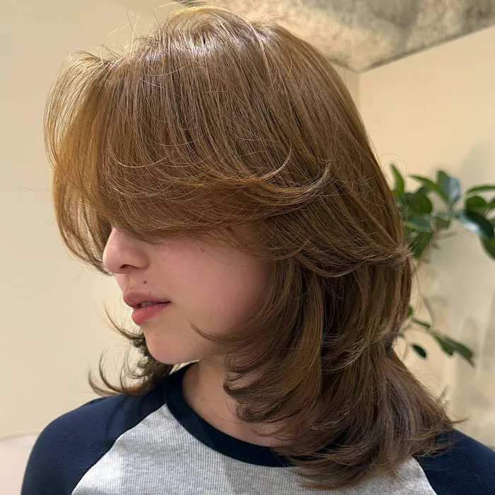 Shoulder Shag With Feathered Layers and Full Bangs Shoulder Shag With Feathered Layers and Full Bangs — Winter Layered Haircuts
