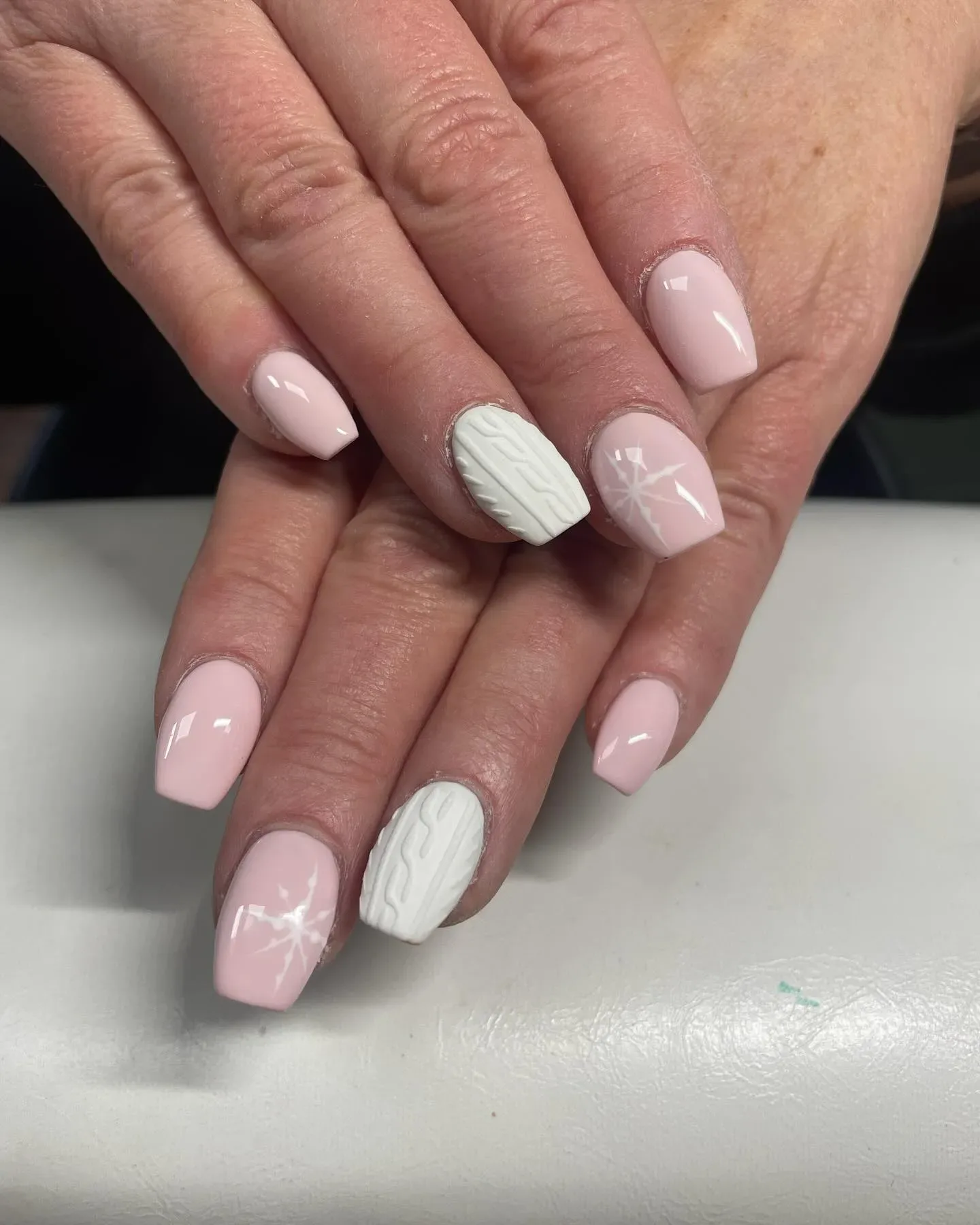 Cozy Cable Knit Short Coffin Nails Cozy Cable Knit Short Coffin Nails — Winter Pink Nails