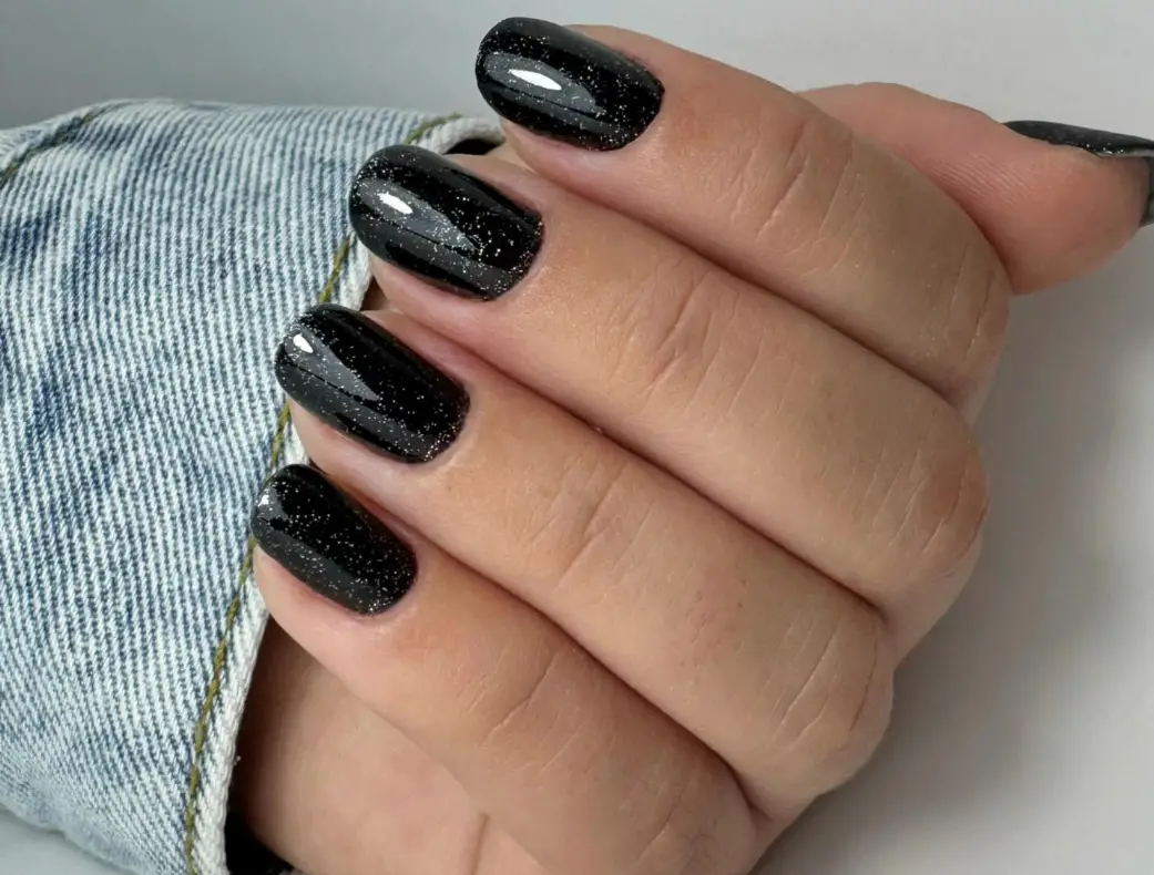 Deep Black Fine Silver Glitter Deep Black Fine Silver Glitter — Short Winter Gel Nails