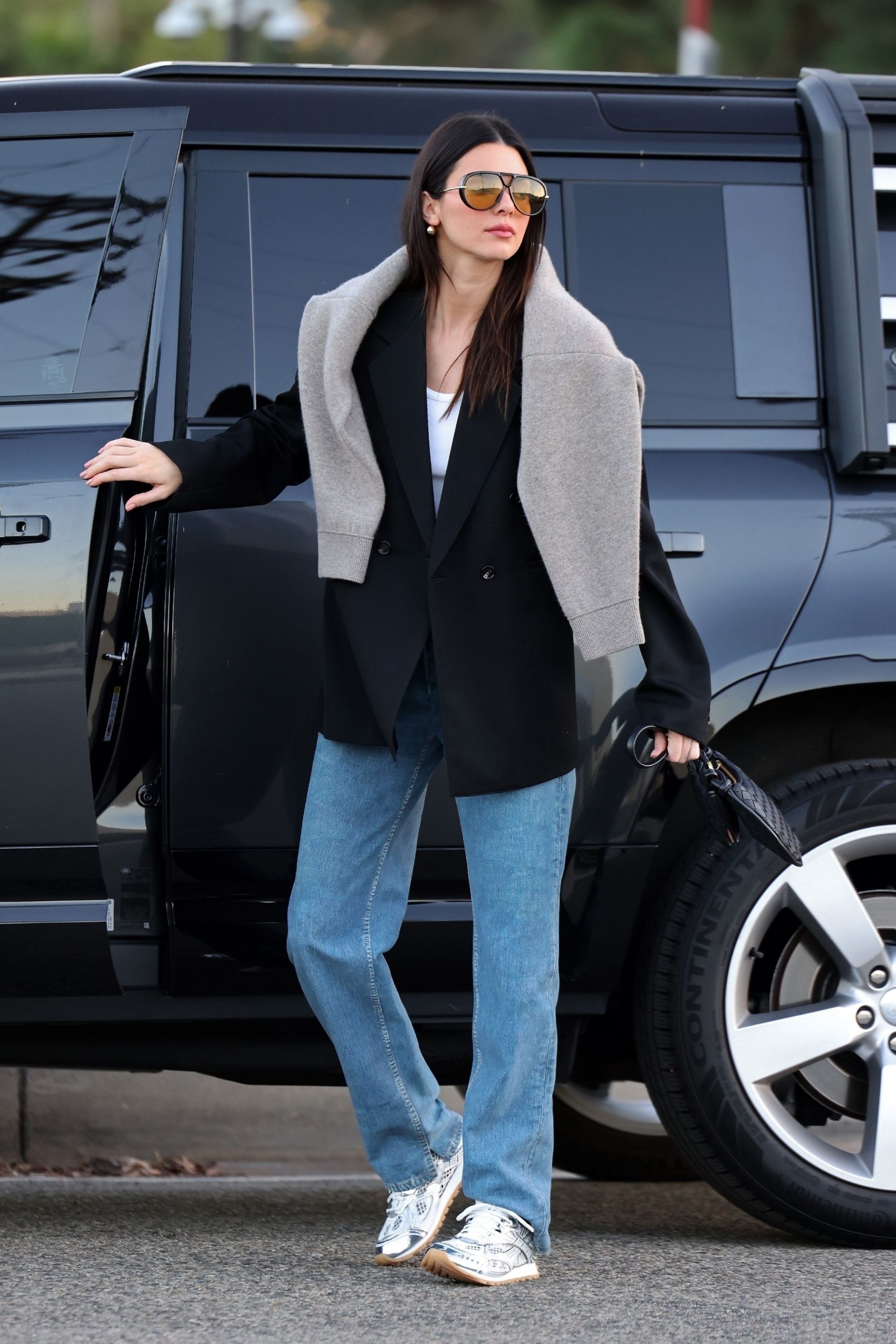 Oversized Blazer with Draped Sweater and White Sneakers Oversized Blazer with Draped Sweater and White Sneakers — Winter Outfits with Sneakers