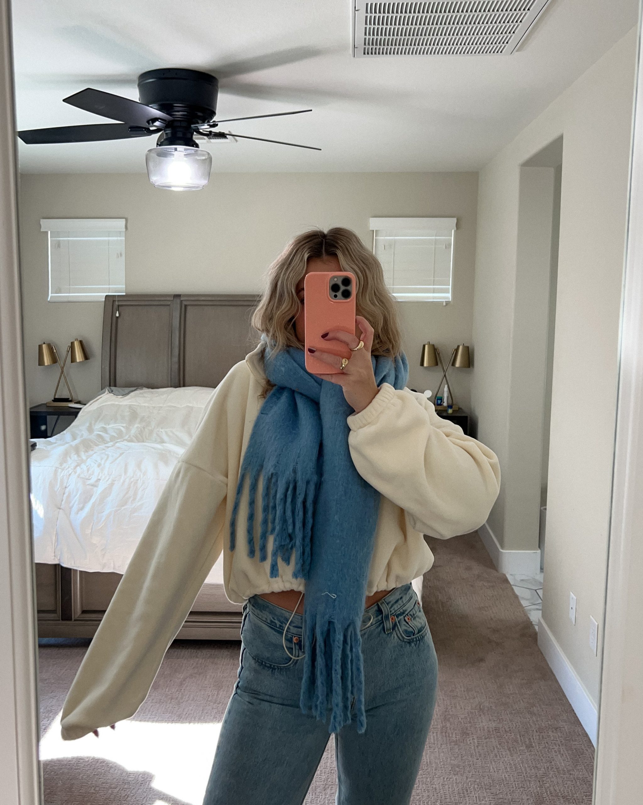 Cozy Cream Sweatshirt and Blue Scarf for Casual Comfort Cozy Cream Sweatshirt and Blue Scarf for Casual Comfort — Las Vegas Winter Outfits