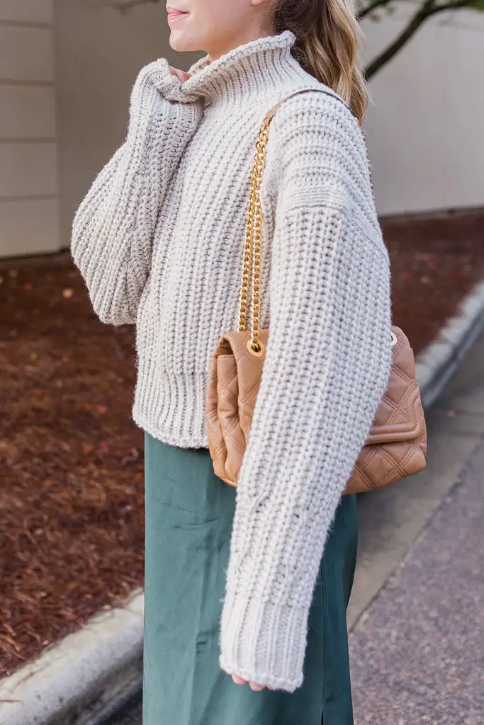 Cream Chunky Knit Turtleneck with Green Midi Skirt and Quilted Handbag Cream Chunky Knit Turtleneck with Green Midi Skirt and Quilted Handbag — Turtleneck Outfits