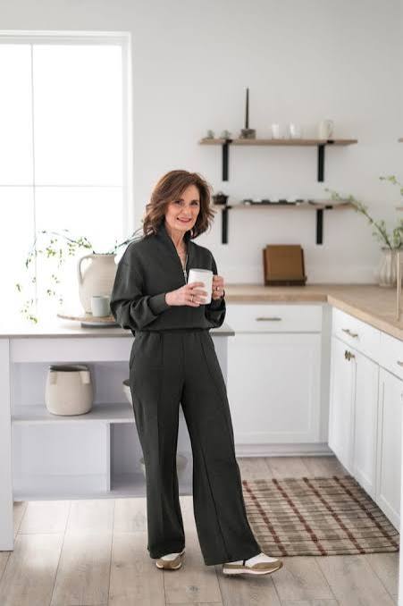 Dark Grey Loungewear Set with White Sneakers Dark Grey Loungewear Set with White Sneakers — Comfy Winter Outfits