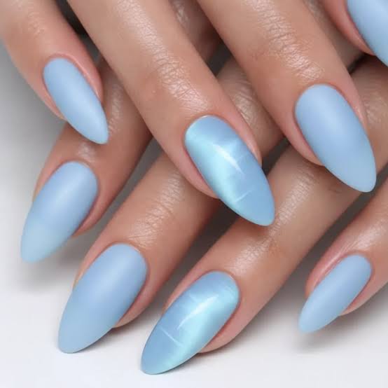 Matte Sky Blue with Horizontal Cat Eye Line Matte Sky Blue with Horizontal Cat Eye Line — Winter Cat Eye Nails