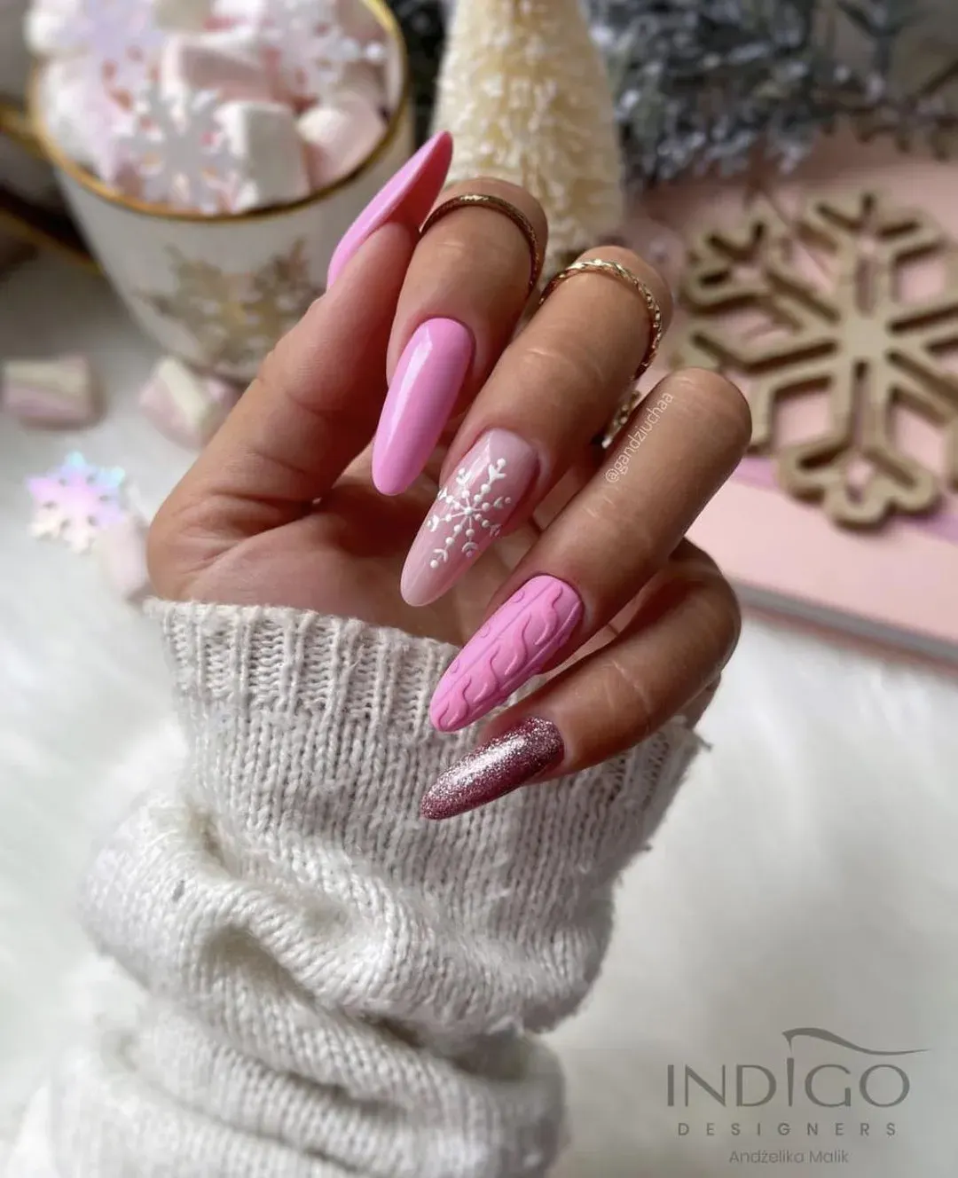 Winter Christmas Visual Idea — Sweater Nails