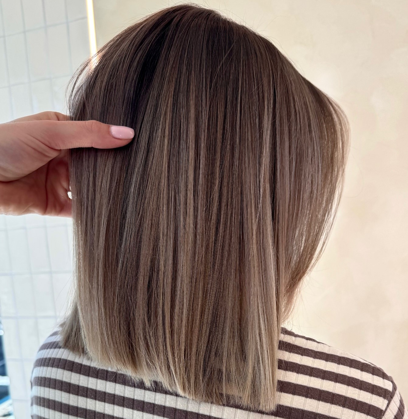 Collarbone Bob Sleek Blowout Collarbone Bob Sleek Blowout — Mushroom Brown Hair