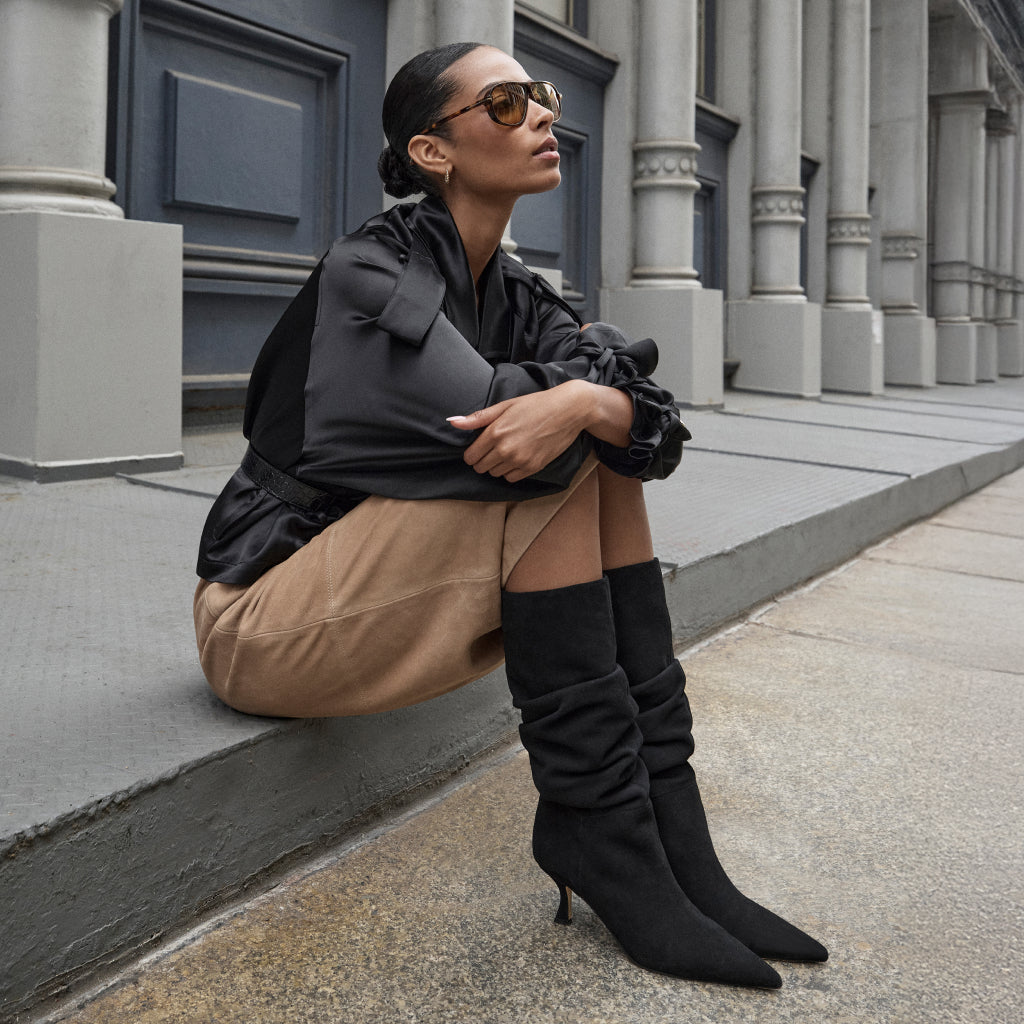 Sophisticated Smart Casual with Beige Trench and Black Boots Sophisticated Smart Casual with Beige Trench and Black Boots — Slouchy Boots Outfits