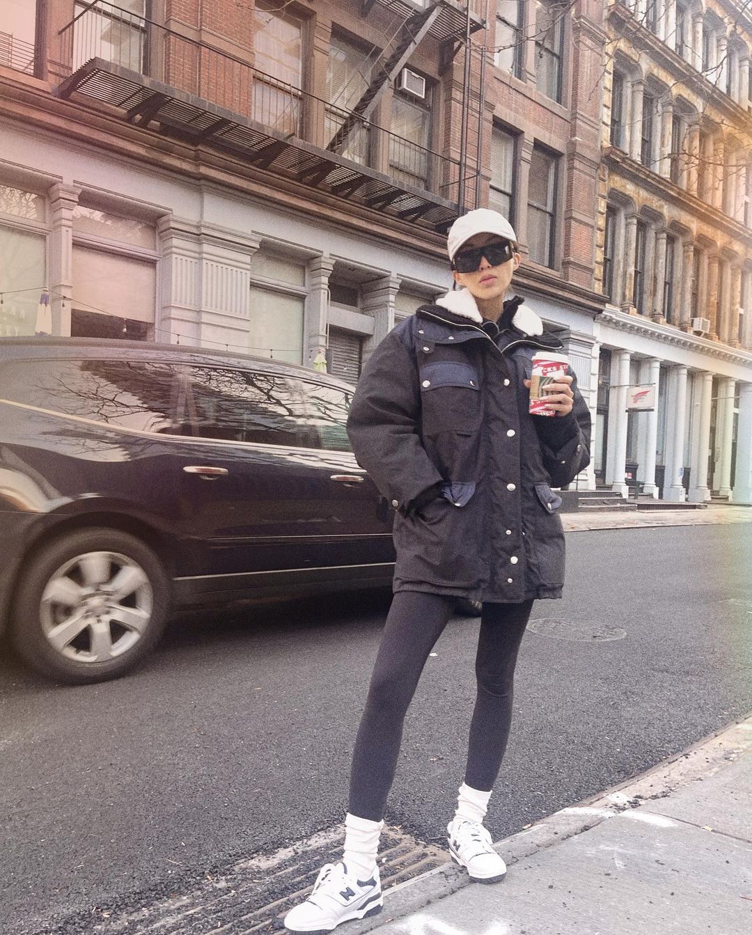 Practical Black Leggings with Parka and White Sneakers Practical Black Leggings with Parka and White Sneakers — Winter Outfits with Leggings