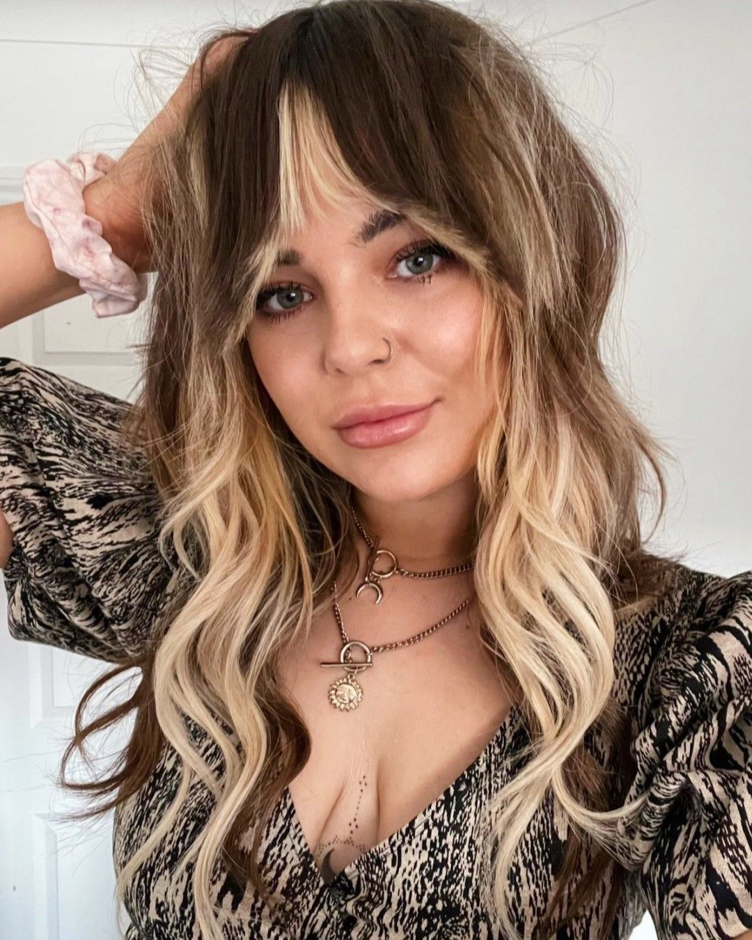 Collarbone Shag With Undone Waves Collarbone Shag With Undone Waves — Winter Haircuts with Curtain Bangs