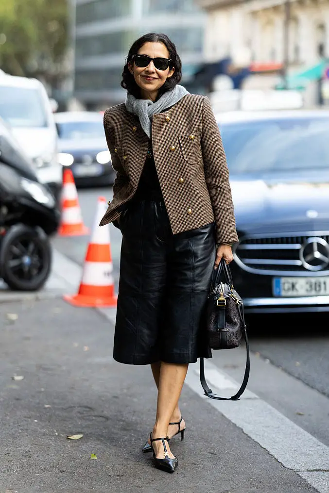Grey Scarf Layered with Hoodie and Tweed Jacket Grey Scarf Layered with Hoodie and Tweed Jacket — Scarf Outfits