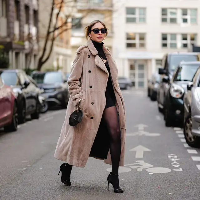 Elegant Beige Faux Fur Trench Coat for Evening Occasions Elegant Beige Faux Fur Trench Coat for Evening Occasions — Winter Coats for Women