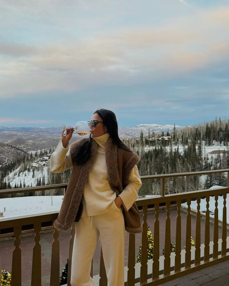Relaxed Fit Sweater Relaxed Fit Pants Cream Knit and Faux Fur Vest for a Cozy Apres Ski Relaxed Fit Sweater Relaxed Fit Pants Cream Knit and Faux Fur Vest for a Cozy Apres Ski — Apres Ski Outfits