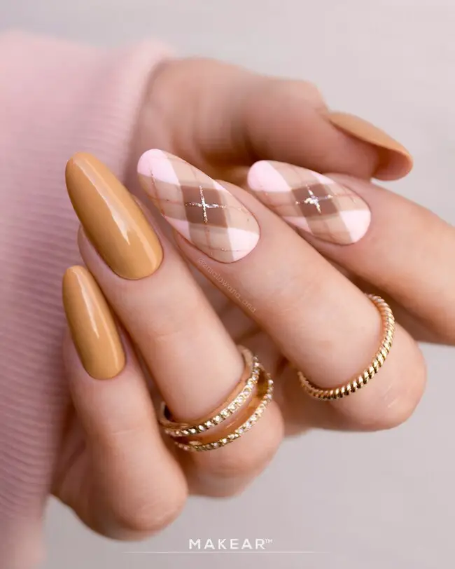 Understated Tan Plaid with Gold Accents Understated Tan Plaid with Gold Accents — Winter Nail Designs