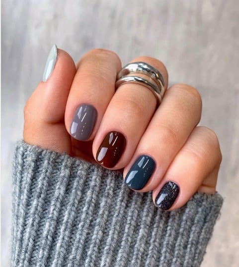 Glossy Glitter Visual Idea Glossy Glitter Visual Idea — Short Winter Acrylic Nails