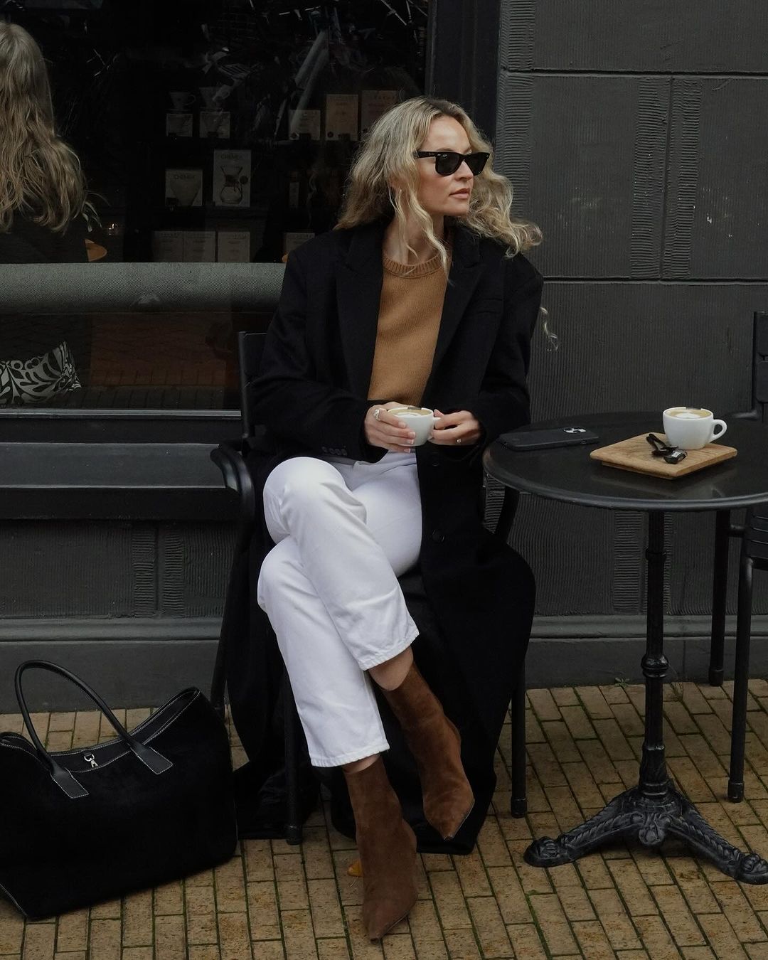 Suede Ankle Boots with Straight-Leg Jeans and Long Coat Suede Ankle Boots with Straight-Leg Jeans and Long Coat — Ankle Boots Outfits