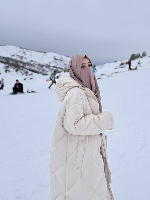 Warm Off-White Quilted Puffer Coat for Snowy Landscapes Warm Off-White Quilted Puffer Coat for Snowy Landscapes — Modest Winter Outfits