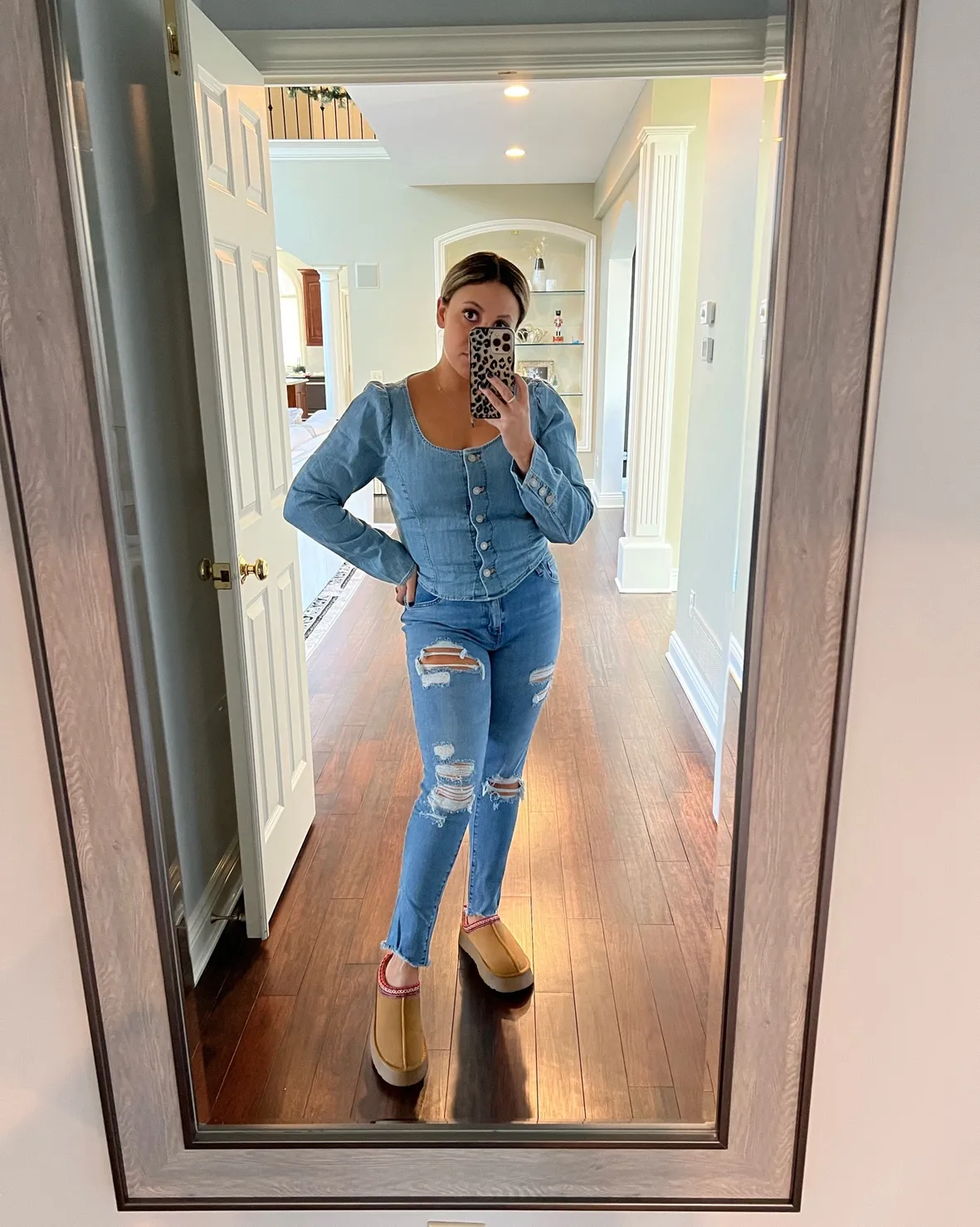 Edgy Comfort: Platform Uggs with Ripped Skinny Jeans Edgy Comfort: Platform Uggs with Ripped Skinny Jeans — Ugg Slippers Outfits