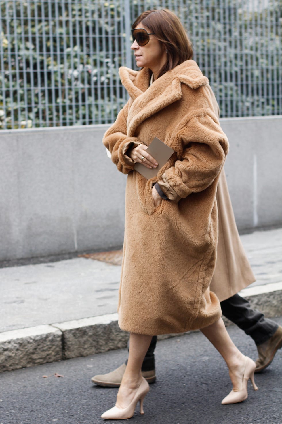 Camel Teddy Coat with Nude Heels and Clutch Camel Teddy Coat with Nude Heels and Clutch — Teddy Coat Outfits