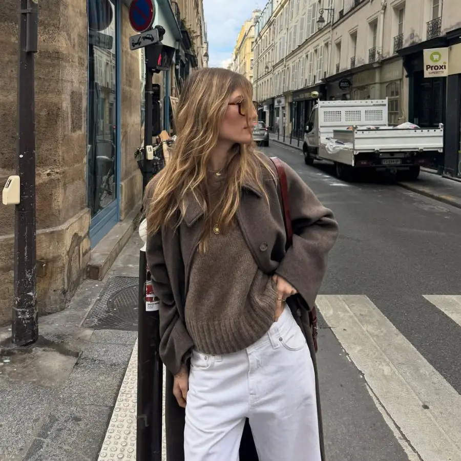 Monochromatic Brown Coat and Knit Sweater with White Jeans Monochromatic Brown Coat and Knit Sweater with White Jeans — Brown Coat Outfits
