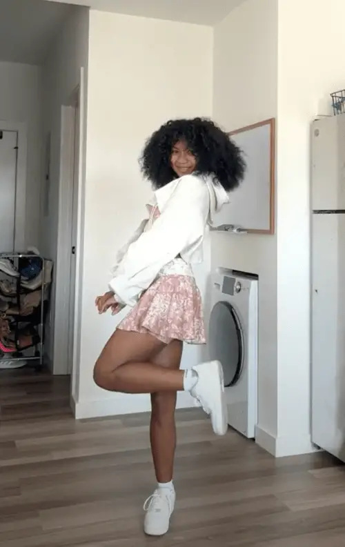 Playful Summer Style: White Cropped Hoodie with Floral Mini Skirt Playful Summer Style: White Cropped Hoodie with Floral Mini Skirt — Hoodie Outfits