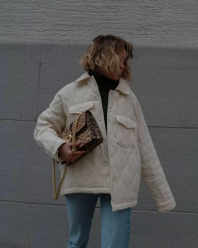 Cream Quilted Jacket with Dark Green Turtleneck and Jeans Cream Quilted Jacket with Dark Green Turtleneck and Jeans — Winter Puffer Jacket Outfits