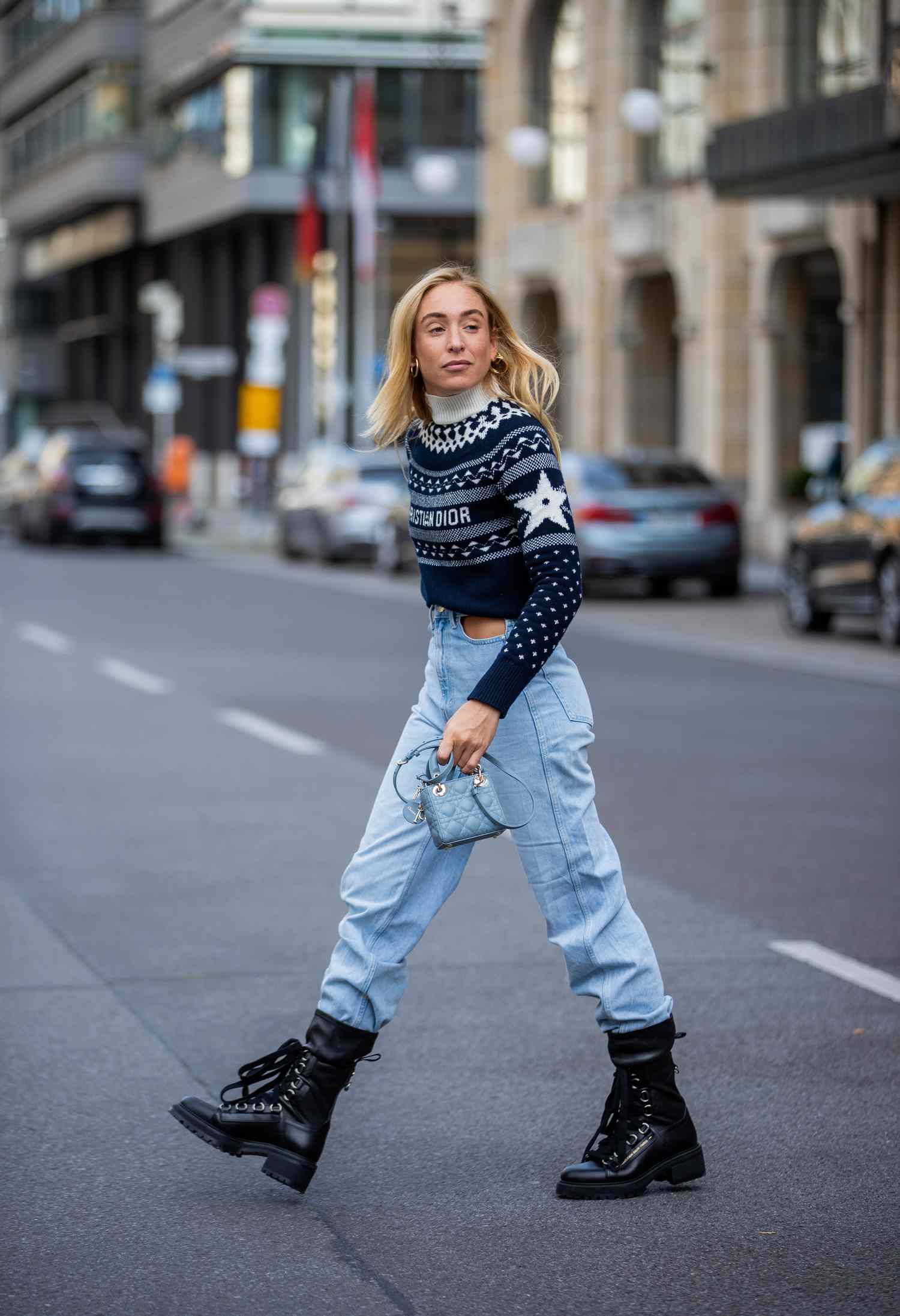 Relaxed Jeans and Patterned Sweater with Black Combat Boots Relaxed Jeans and Patterned Sweater with Black Combat Boots — Combat Boots Outfits