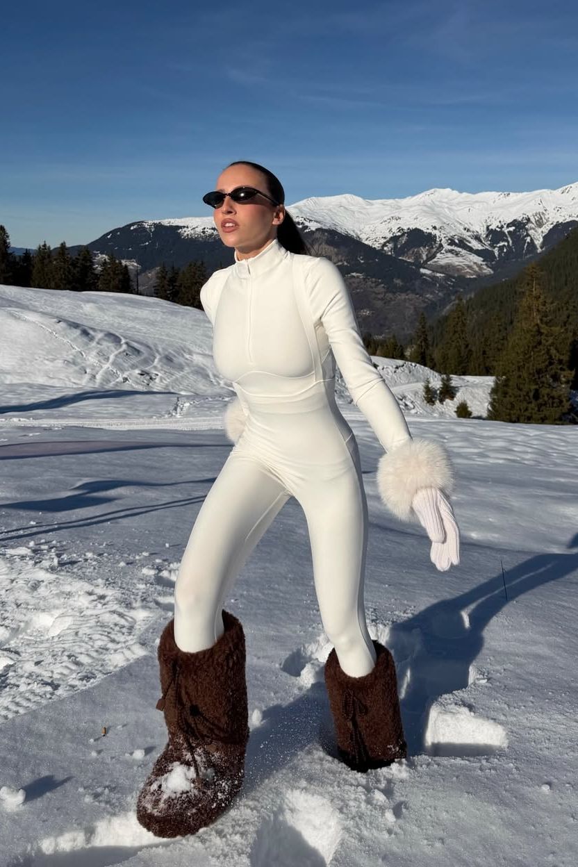 Chic Winter Sport Style with Fur-Trimmed Moon Boots and Jumpsuit Chic Winter Sport Style with Fur-Trimmed Moon Boots and Jumpsuit — Moon Boots Outfits