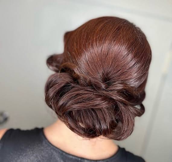 Dark Brown Low Bun with Textured Pieces Dark Brown Low Bun with Textured Pieces — Easy Winter Hairstyles