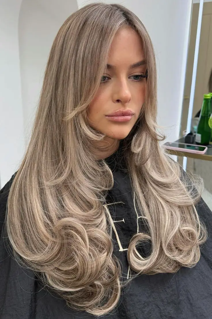 Ash Blonde With Beige Highlights and Side-Swept Bangs Ash Blonde With Beige Highlights and Side-Swept Bangs — Low Maintenance Winter Hair Colors