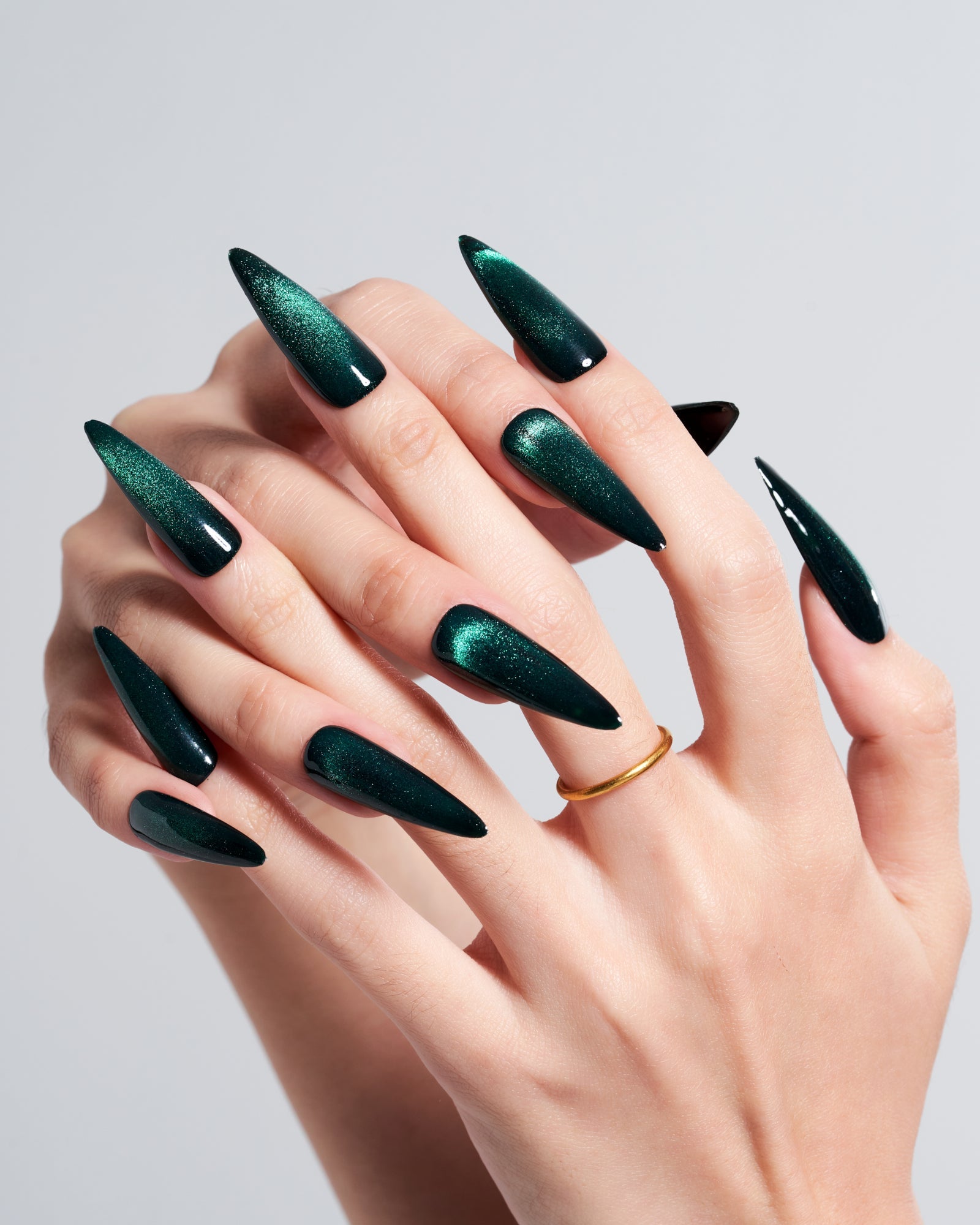 Long Stiletto Emerald Cat-Eye Long Stiletto Emerald Cat-Eye — Emerald Green Nails