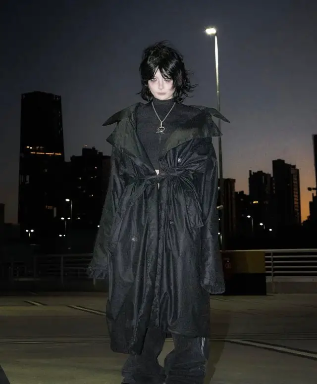 Dramatic Gothic Style with an Oversized Black Coat Dramatic Gothic Style with an Oversized Black Coat — Black Coat Outfits