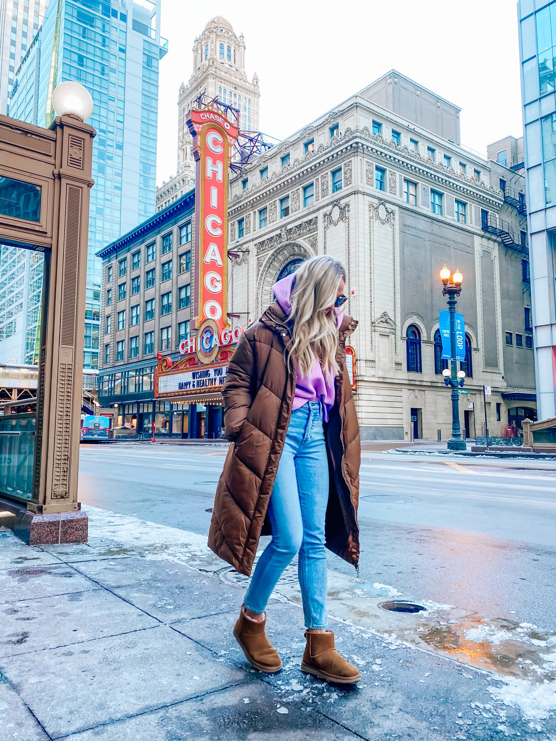 Iconic Chicago Sightseeing with a Puffer Coat and Hoodie Iconic Chicago Sightseeing with a Puffer Coat and Hoodie — Chicago Winter Outfits