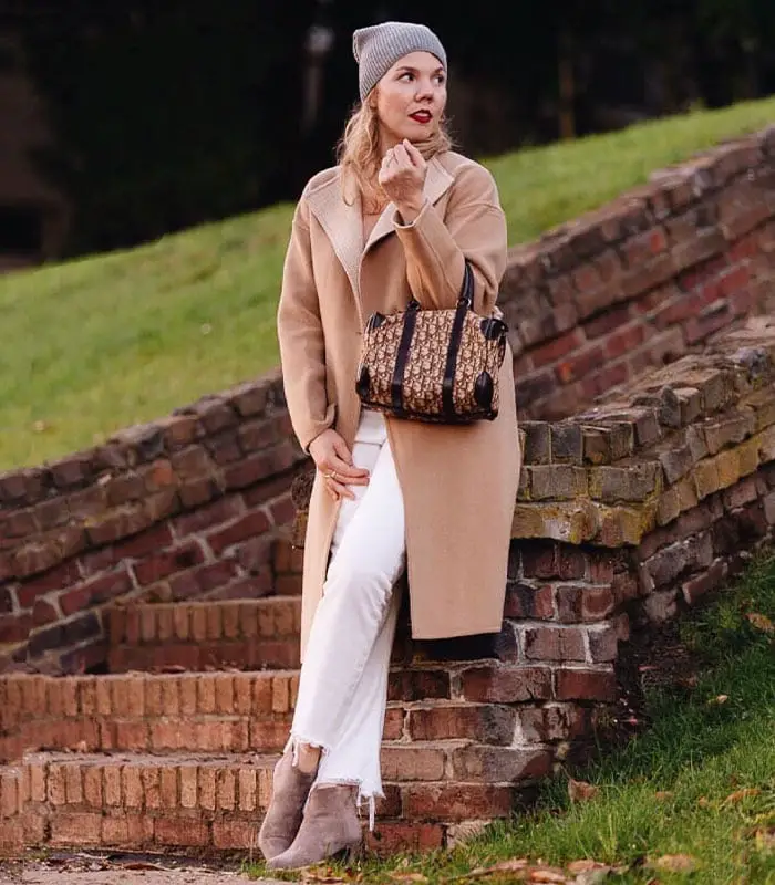 Camel Wool Coat and White Jeans for a Chic Winter Look Camel Wool Coat and White Jeans for a Chic Winter Look — Cold Weather Outfits