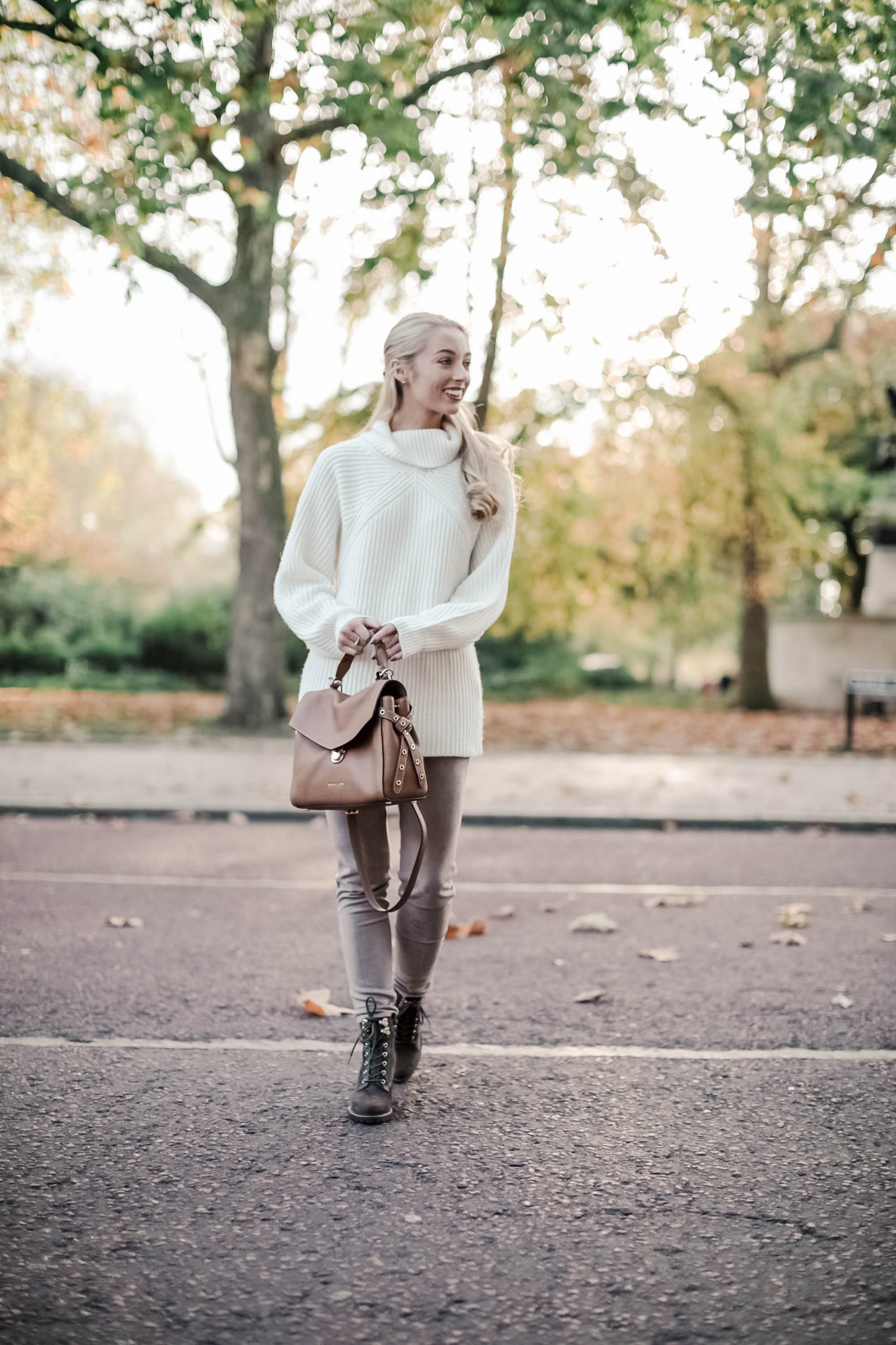 Oversized Turtleneck with Fitted Trousers and Lace-Up Boots Oversized Turtleneck with Fitted Trousers and Lace-Up Boots — Boho Winter Outfits