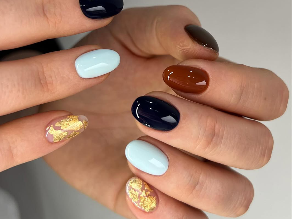Mixed Colors with Gold Foil Short Oval Mixed Colors with Gold Foil Short Oval — Winter Oval Nails