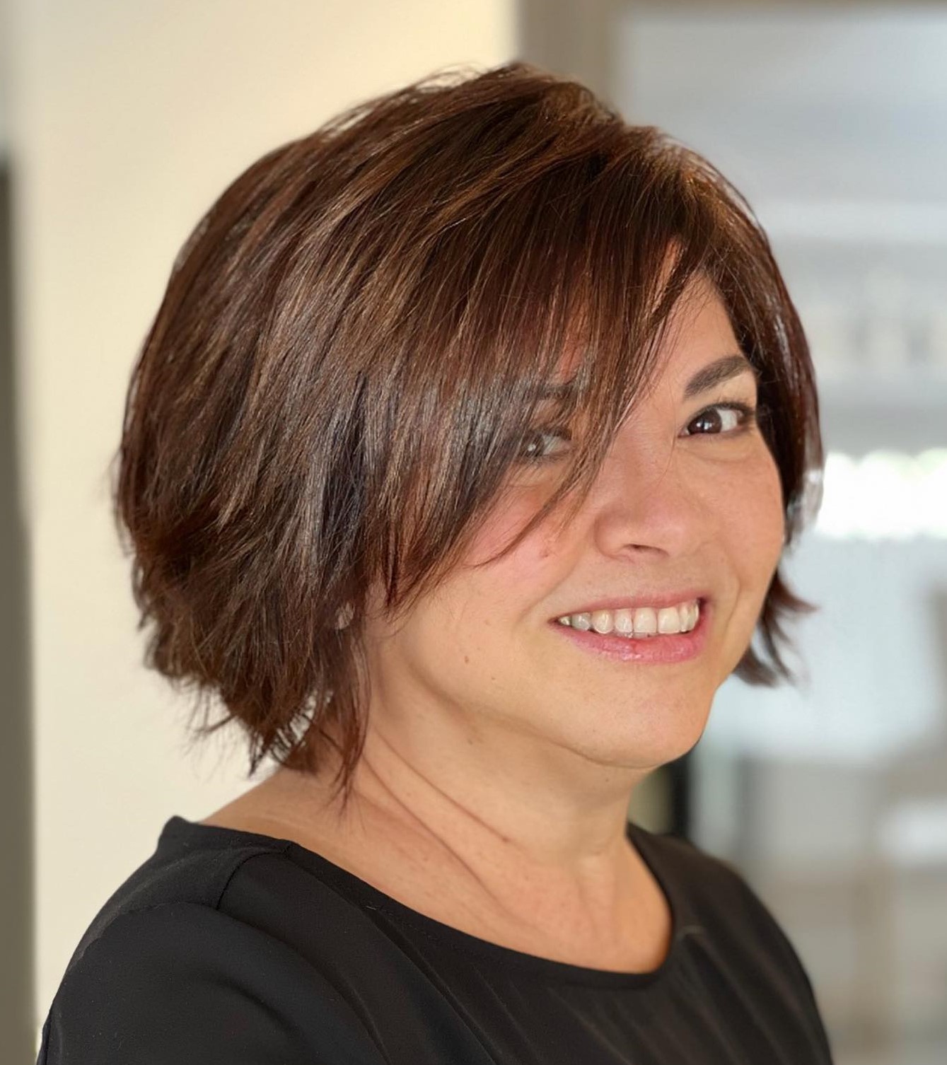 Textured Dark Brown Bob With Highlights Textured Dark Brown Bob With Highlights — Winter Haircuts for Plus Size Women