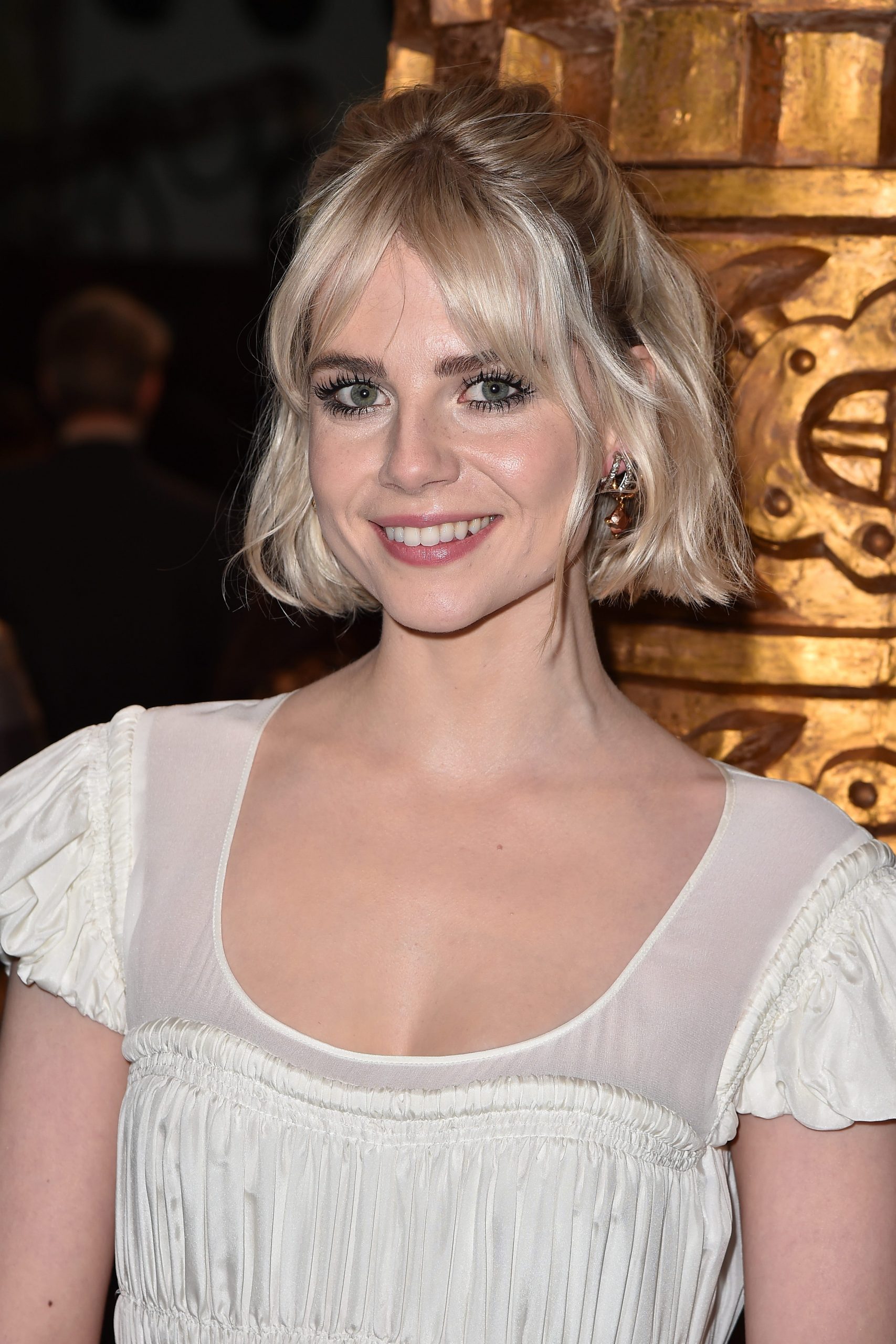 Chin Bob With Wavy Face-Framing Bangs Chin Bob With Wavy Face-Framing Bangs — Winter Haircuts with Curtain Bangs