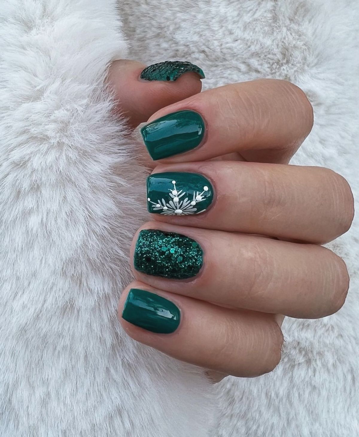Deep Green Snowflake Glitter Nails Deep Green Snowflake Glitter Nails — Winter Green Nails