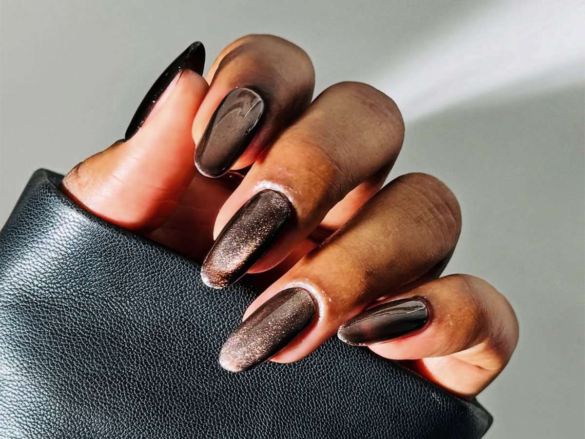 Deep Brown Gold Shimmer Cat Eye with Glitter Tips Deep Brown Gold Shimmer Cat Eye with Glitter Tips — Winter Cat Eye Nails