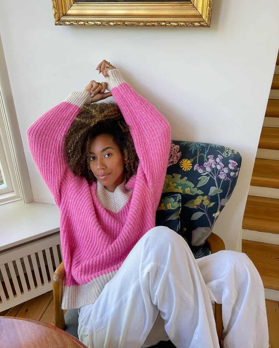 Bold Statement: Bright Pink V-Neck Sweater with White Pants Bold Statement: Bright Pink V-Neck Sweater with White Pants — Oversized Sweater Outfits
