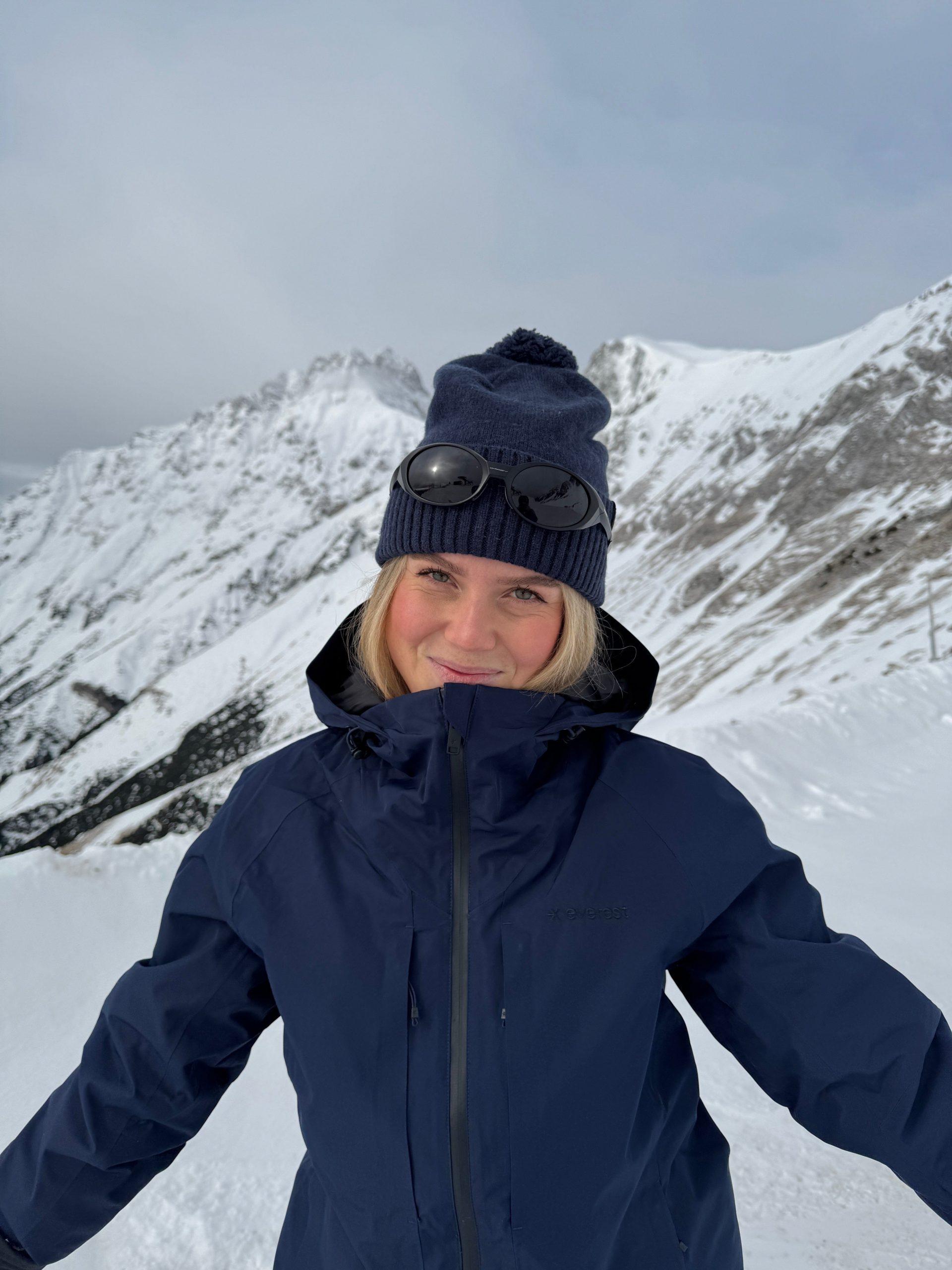 Navy Blue Ski Jacket with Pom-Pom Beanie Navy Blue Ski Jacket with Pom-Pom Beanie — Ski Outfits