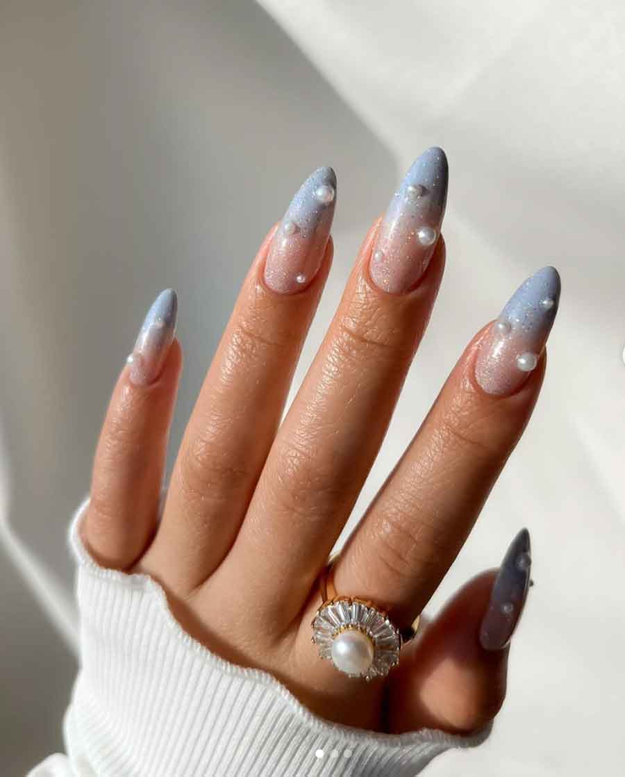 Iridescent Gradient Stilettos with Pearl Embellishments Iridescent Gradient Stilettos with Pearl Embellishments — Cute Winter Nails