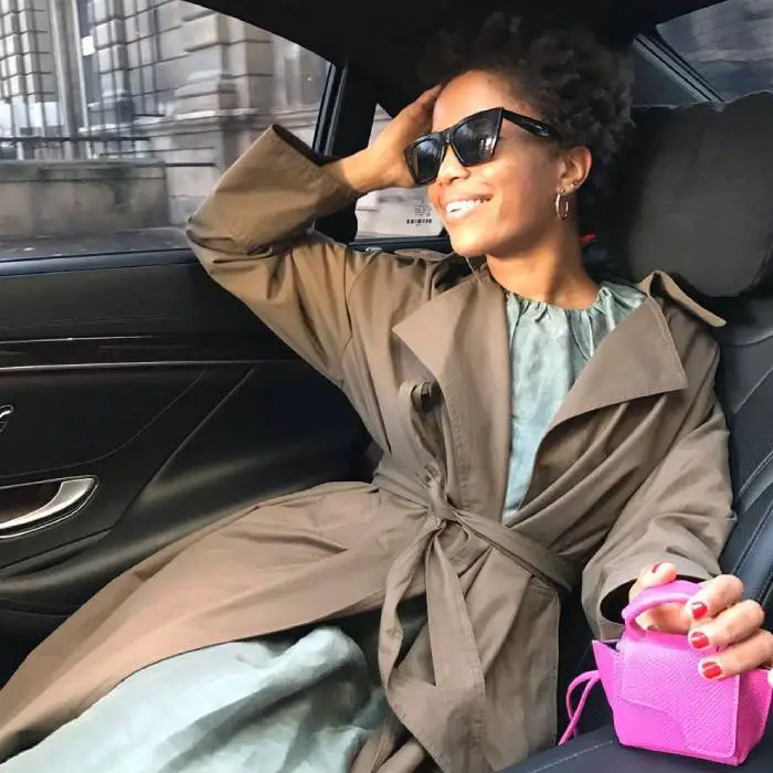 Brown Belted Trench Coat with a Bright Pink Handbag — Car Coat Outfits