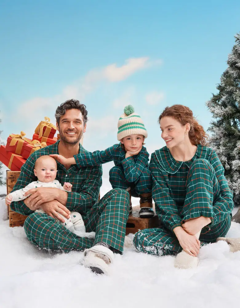 Matching Green Plaid Flannel Pajamas for Holiday Photos — Winter Family Photo Outfits