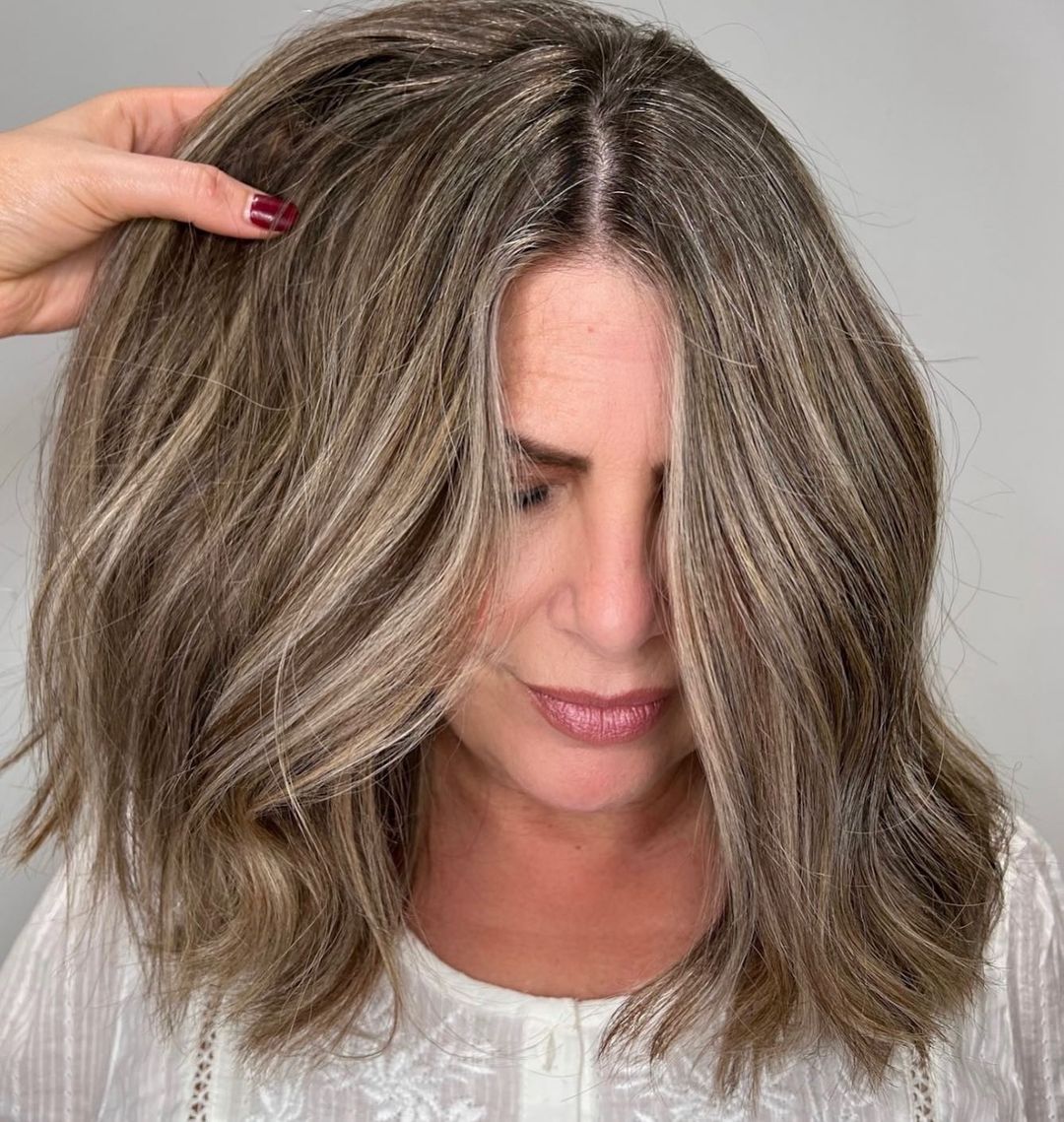 Collarbone Lob With Blended Gray and Blonde Highlights Collarbone Lob With Blended Gray and Blonde Highlights — Gray Blending Highlights