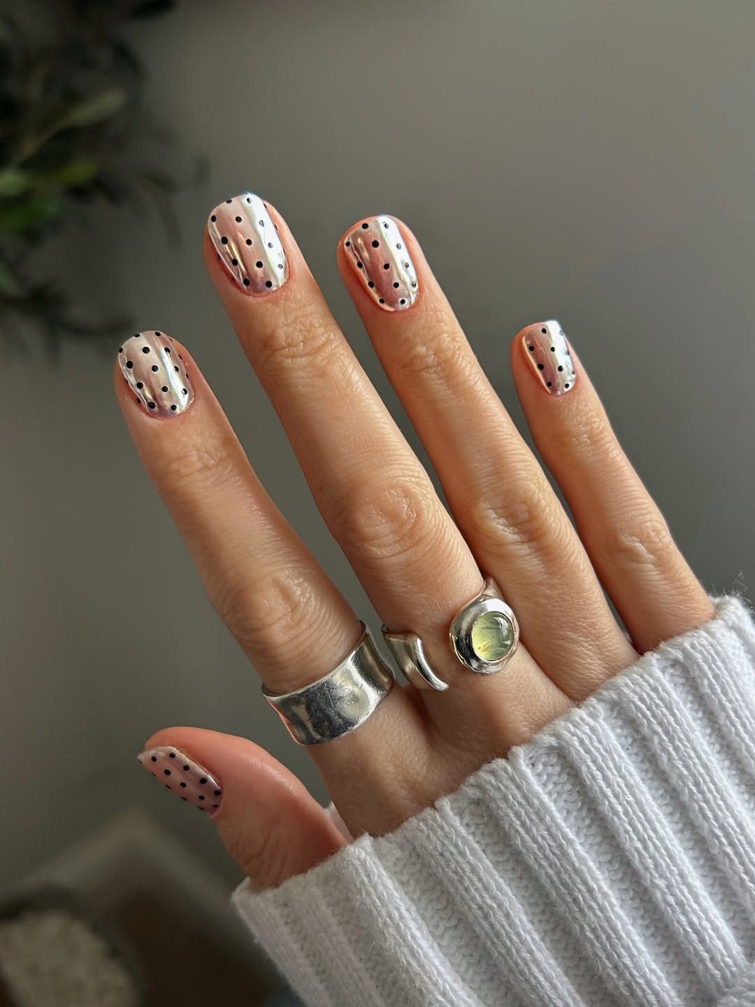 Chrome Silver with Black Dot Short Oval Nails Chrome Silver with Black Dot Short Oval Nails — Classy Simple Nail Designs