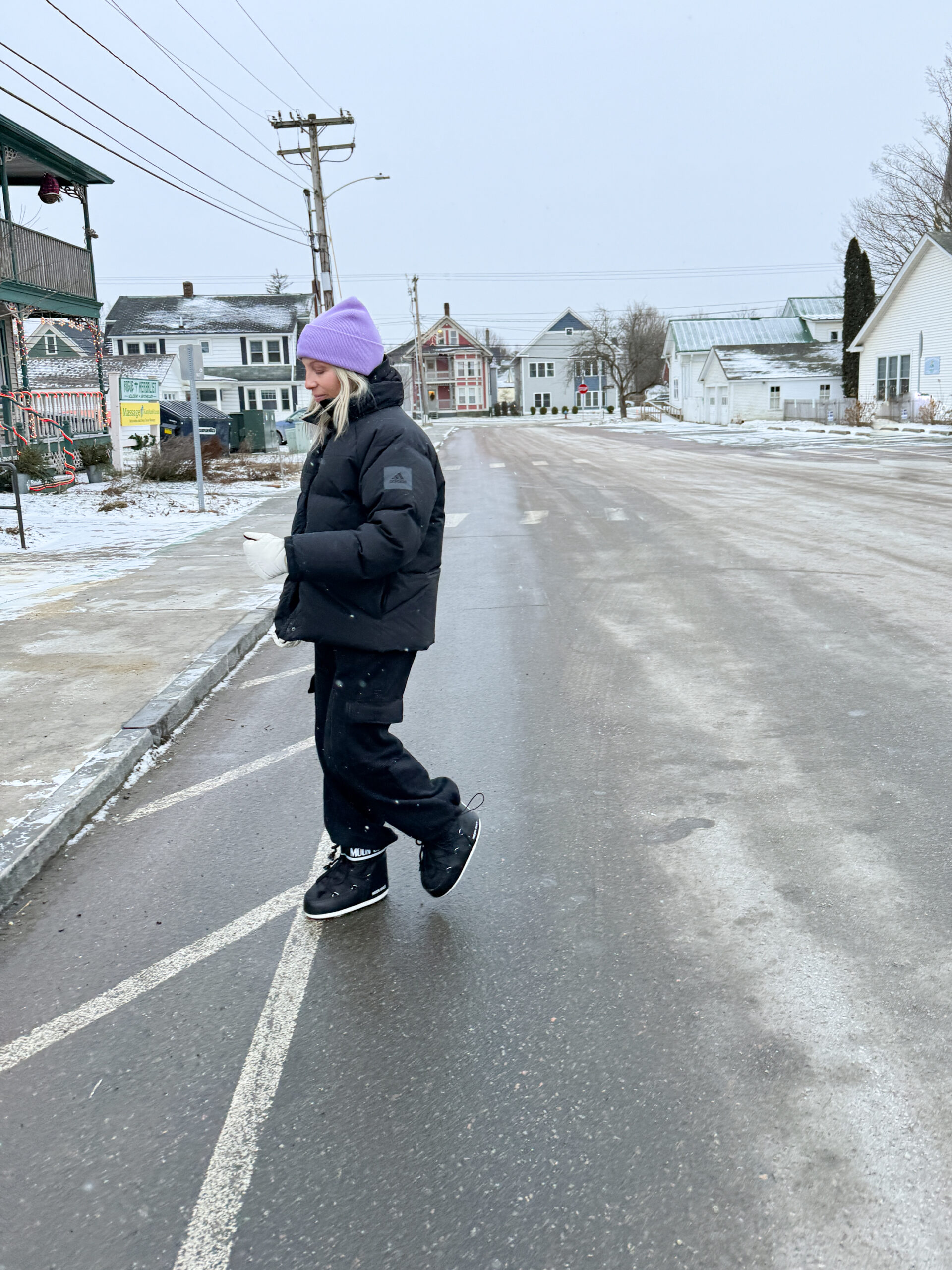 Black Snow Boots with Sweatpants and Puffer Jacket — Winter Boots Outfits