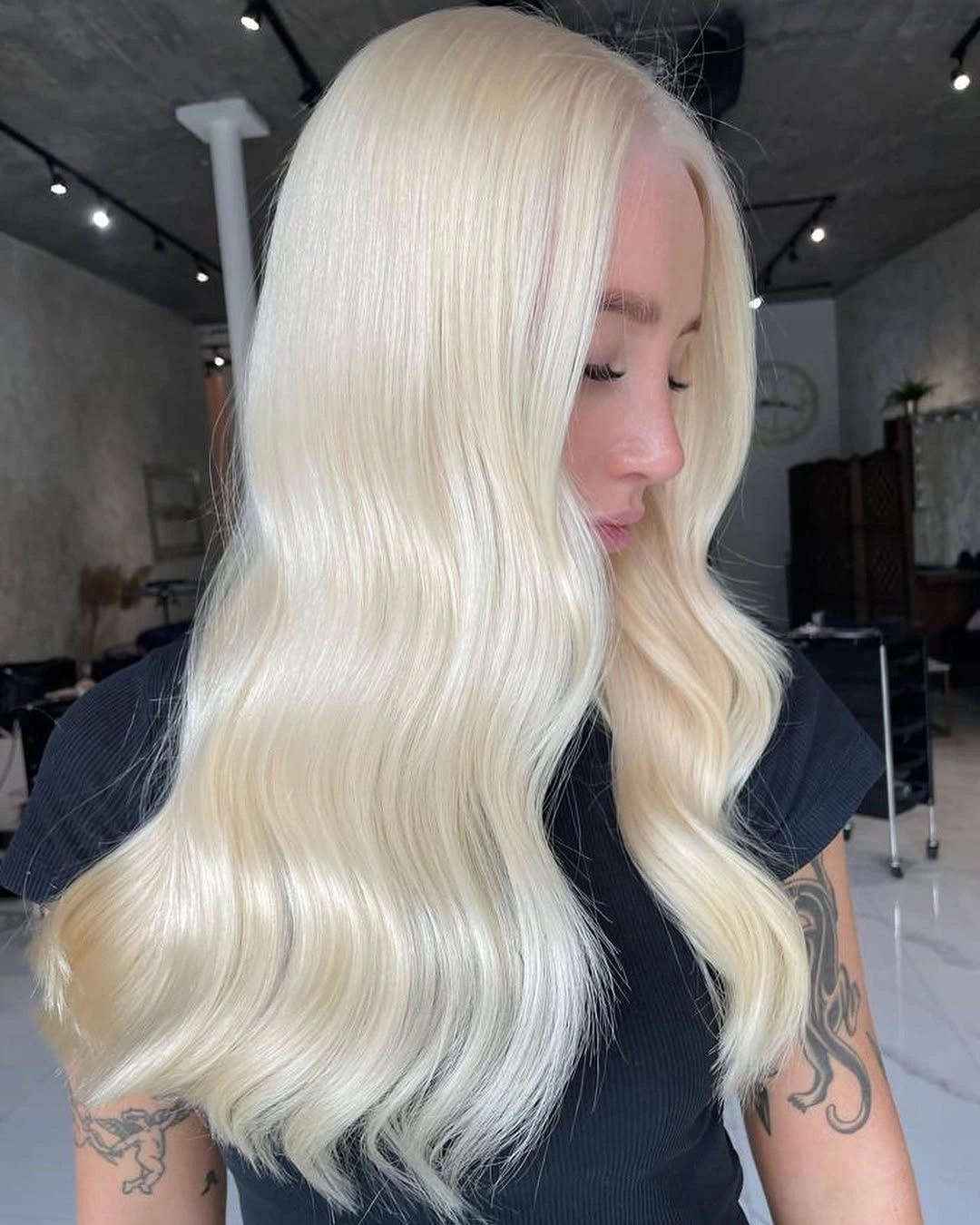 Long very pale platinum blonde hair in smooth waves