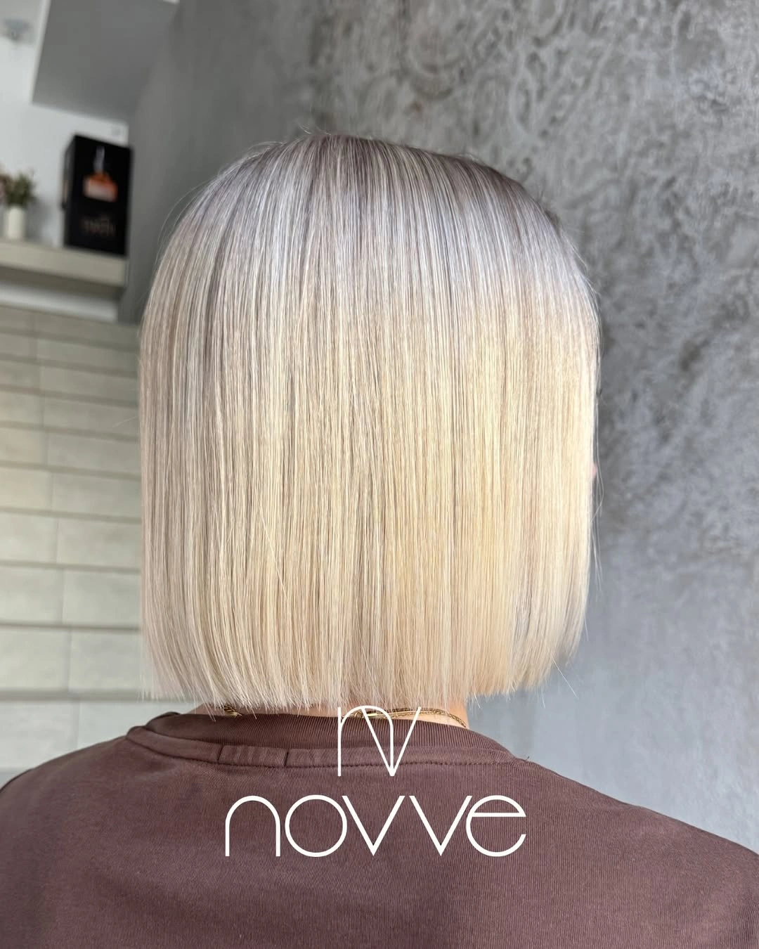 Back view of straight pale beige blonde bob